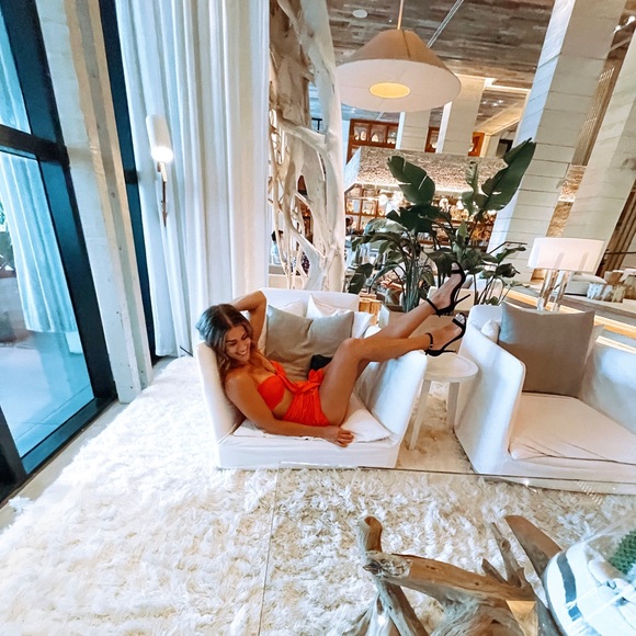 Meet your Posher, Nicole - Picture 2 of 3